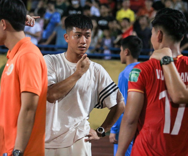 Phan Văn Đức nắm chặt tay vợ ở một góc sân, một chút buồn dù đội bóng giành chức vô địch - Ảnh 5.
