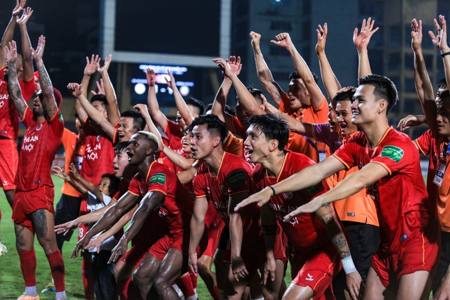 Trọn vẹn cảm xúc của cầu thủ CLB CAHN ngày lên ngôi vô địch V.League 2023 - Ảnh 1.