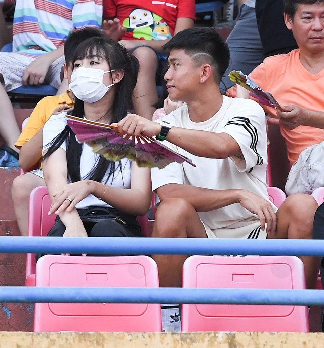 Phan Văn Đức nắm chặt tay vợ ở một góc sân, một chút buồn dù đội bóng giành chức vô địch - Ảnh 4.