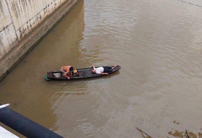 Giải cứu nam tài xế trong ô tô lao xuống sông Đồng Nai - Ảnh 3.