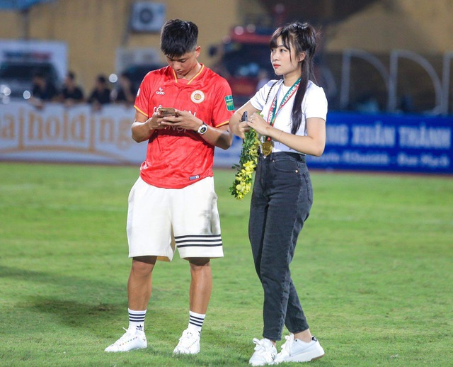 Phan Văn Đức nắm chặt tay vợ ở một góc sân, một chút buồn dù đội bóng giành chức vô địch - Ảnh 3.