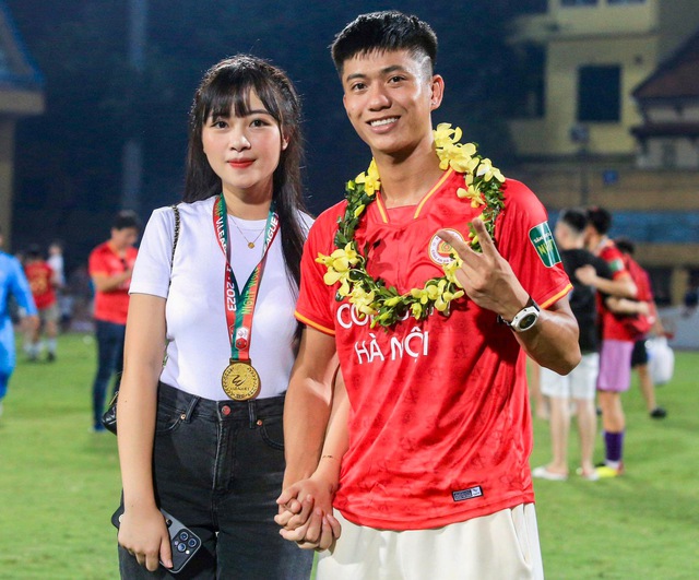 Phan Văn Đức nắm chặt tay vợ ở một góc sân, một chút buồn dù đội bóng giành chức vô địch - Ảnh 2.
