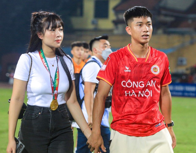 Phan Văn Đức nắm chặt tay vợ ở một góc sân, một chút buồn dù đội bóng giành chức vô địch - Ảnh 1.