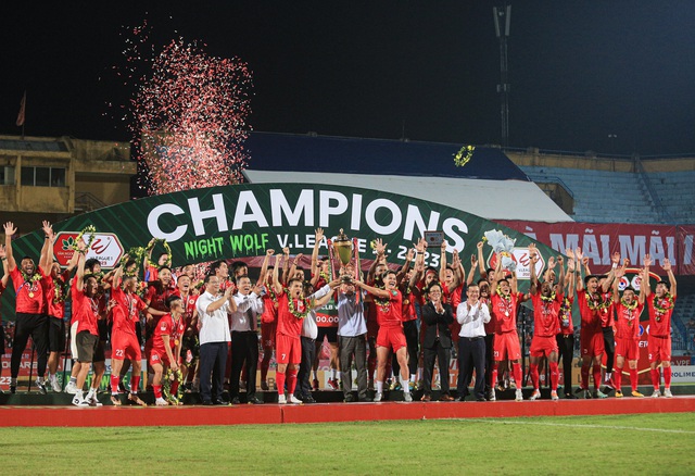 Trọn vẹn cảm xúc của cầu thủ CLB CAHN ngày lên ngôi vô địch V.League 2023 - Ảnh 6.