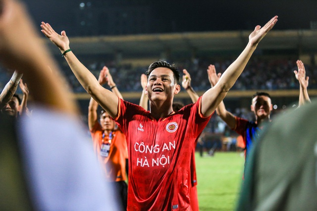 Trọn vẹn cảm xúc của cầu thủ CLB CAHN ngày lên ngôi vô địch V.League 2023 - Ảnh 4.