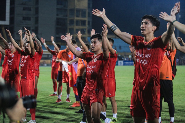 Trọn vẹn cảm xúc của cầu thủ CLB CAHN ngày lên ngôi vô địch V.League 2023 - Ảnh 3.