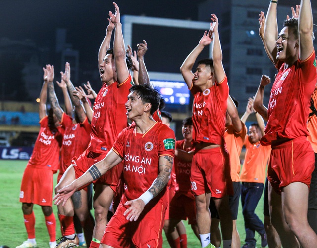 Trọn vẹn cảm xúc của cầu thủ CLB CAHN ngày lên ngôi vô địch V.League 2023 - Ảnh 2.