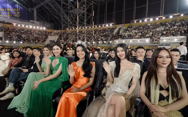 Rộ khoảnh khắc dàn hoa hậu cười gượng khi chỉ Á hậu Bảo Ngọc được xướng tên ở Miss Grand Vietnam, sự thực là gì? - Ảnh 4.