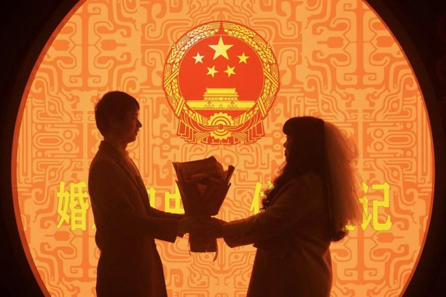 Một địa phương của Trung Quốc thưởng tiền cho cô dâu 25 tuổi trở xuống - Ảnh 1.
