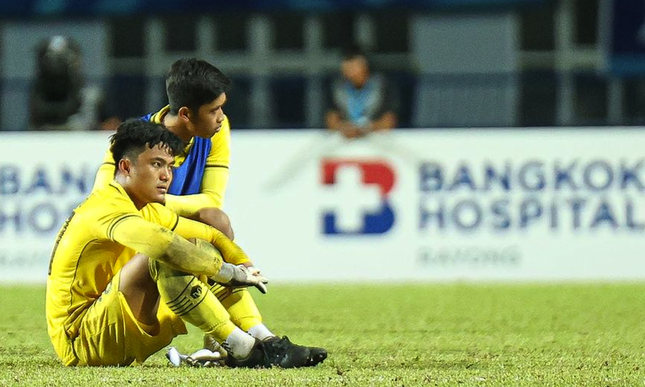 Thủ môn U23 Indonesia đá hỏng luân lưu trước Việt Nam: HLV bảo tôi đá, tôi biết phải làm sao - Ảnh 1.