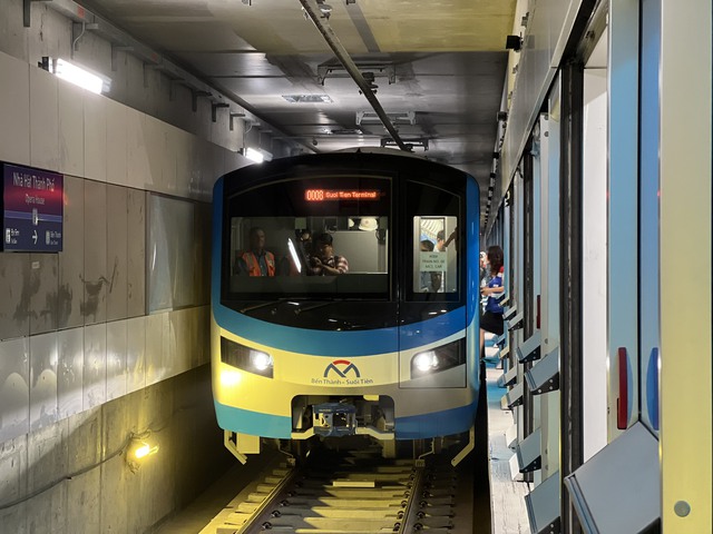 Tàu Metro số 1 TP.HCM lần đầu chạy thử toàn tuyến từ Bến Thành đến Suối Tiên - Ảnh 1.