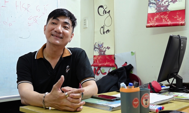 Một lớp ngoại ngữ đông đến mức phải ngồi cầu thang soi đèn flash để học, nhưng hoàn toàn miễn phí! - Ảnh 7.