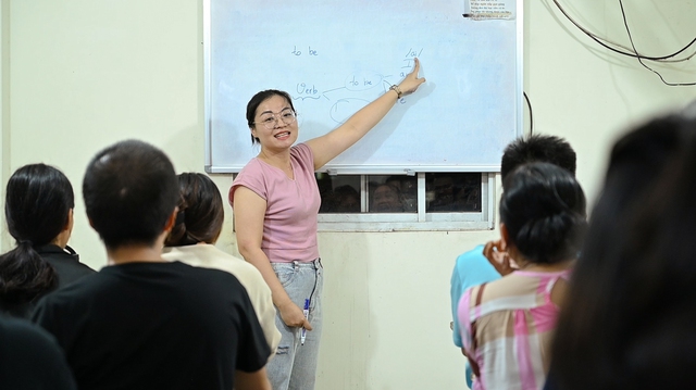 Một lớp ngoại ngữ đông đến mức phải ngồi cầu thang soi đèn flash để học, nhưng hoàn toàn miễn phí! - Ảnh 6.