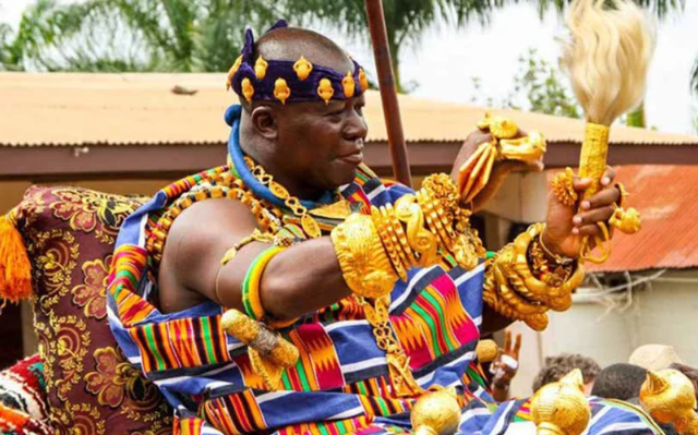 Bộ tộc giàu nhất châu Phi: Tù trưởng có thể cưới 80 vợ, móng tay của người dân đều dát vàng