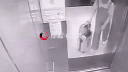 Đẩy vali vào thang máy, người phụ nữ bị camera ghi lại cảnh tượng ẩn chứa tội ác kinh khủng - Ảnh 1.