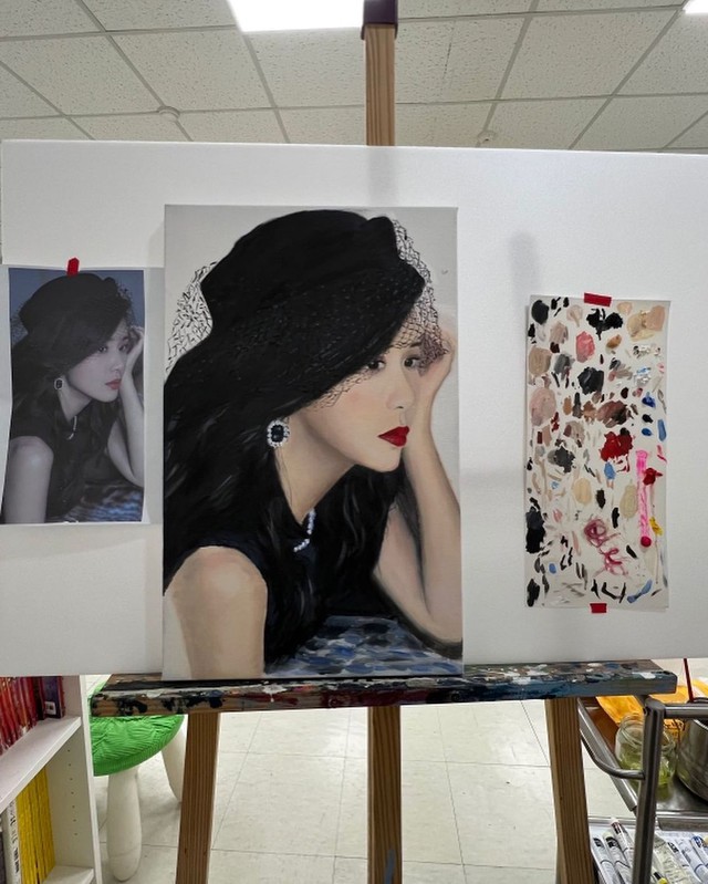 Ji Sung lần đầu vẽ chân dung bà xã Lee Bo Young, kết quả gây kinh ngạc vì đẹp như ảnh chụp! - Ảnh 3.