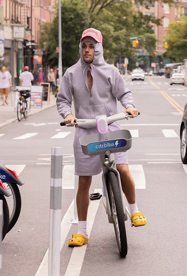 Justin Bieber th&aacute;p t&ugrave;ng Hailey đi sự kiện, diện mạo xuề x&ograve;a đối lập vợ - Ảnh 6.