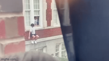 Khoảnh khắc các sinh viên sợ hãi nhảy khỏi cửa sổ trốn thoát kẻ tấn công trong vụ xả súng tại Mỹ - Ảnh 2.