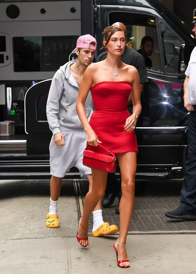 Justin Bieber th&aacute;p t&ugrave;ng Hailey đi sự kiện, diện mạo xuề x&ograve;a đối lập vợ - Ảnh 3.