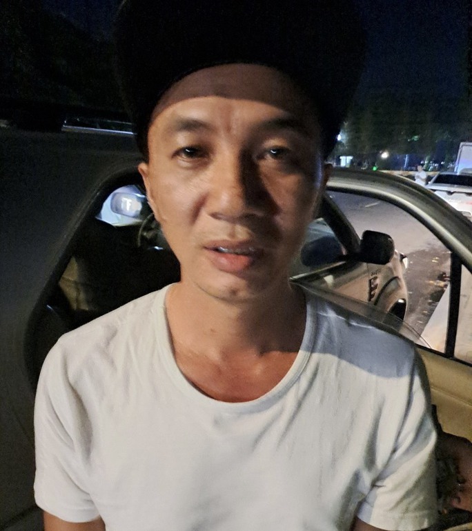 Chém vợ cũ gần đứt chân, con trai vào can cũng bị chém - Ảnh 1. Chém vợ cũ gần đứt chân, con trai vào can cũng bị chém - Ảnh 1.
