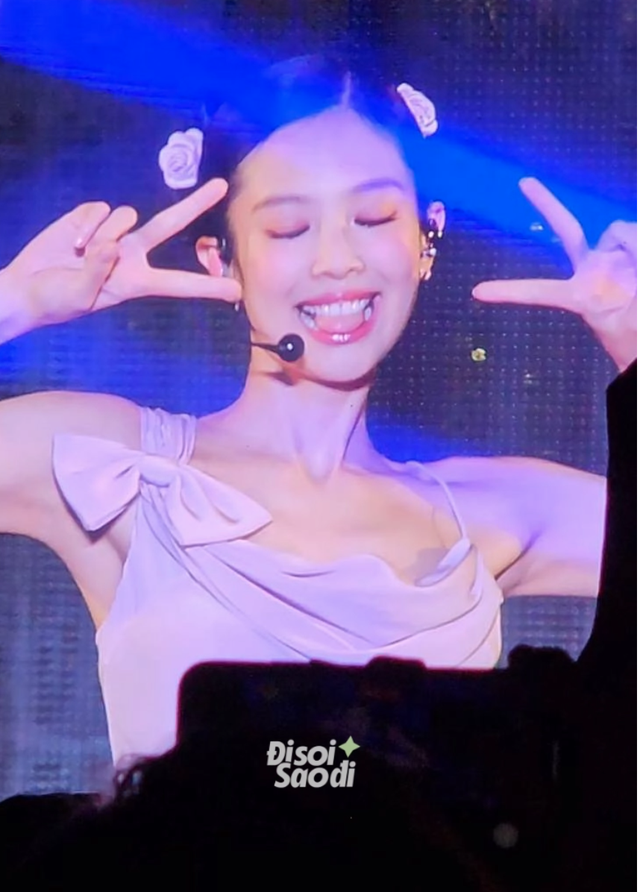 The moment BLACKPINK's Jennie drank water at a concert in Hanoi blinked for 1 second causing netizens to panic - Photo 4