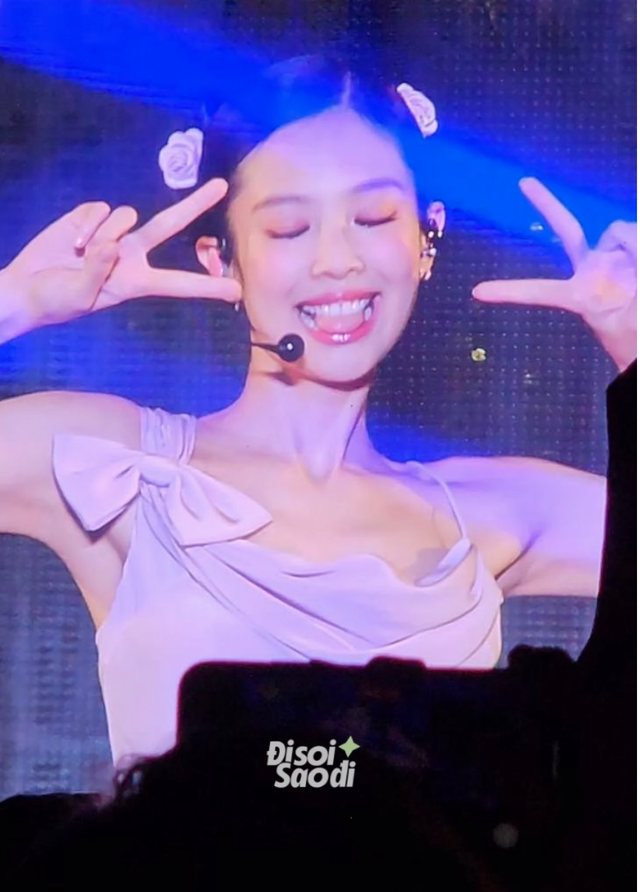 Cưng xỉu khoảnh khắc Jennie (BLACKPINK) uống nước tại concert Hà Nội, nháy mắt 1 giây khiến netizen bấn loạn - Ảnh 4.