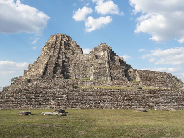 Các nhà khảo cổ ở Mexico phát hiện 13 hộp sọ bí ẩn dưới chân kim tự tháp Maya