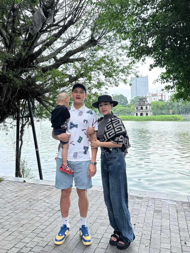 Vợ chồng Hồ Tấn Tài đến thăm gia đình Văn Hậu, Quang Hải, vắng mặt Chu Thanh Huyền - Ảnh 5.