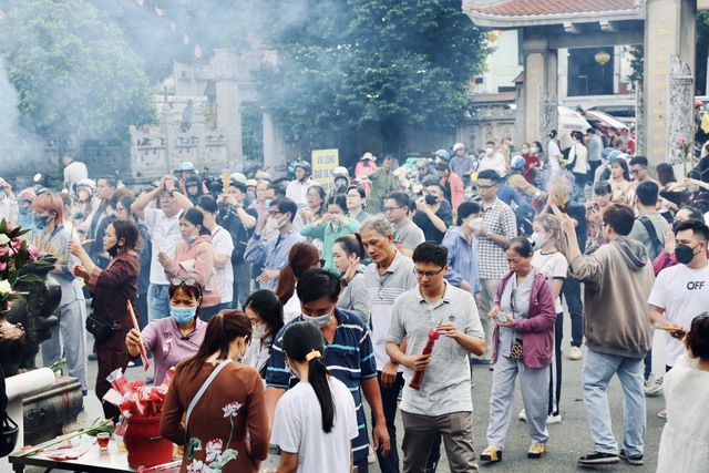 Người dân TP.HCM đội nắng, đội mưa đi lễ chùa ngày Vu lan báo hiếu - Ảnh 1.