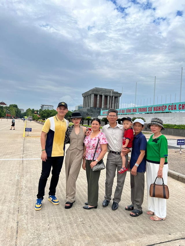 Vợ chồng Hồ Tấn Tài đến thăm gia đình Văn Hậu, Quang Hải, vắng mặt Chu Thanh Huyền - Ảnh 4.