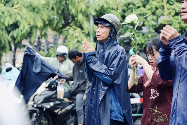 Người dân TP.HCM đội nắng, đội mưa đi lễ chùa ngày Vu lan báo hiếu - Ảnh 9.