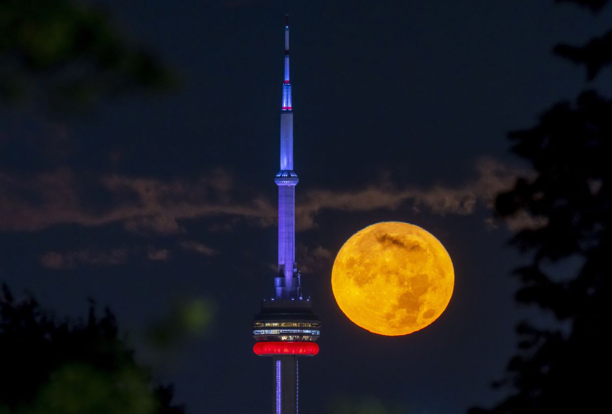 Những bức ảnh: Siêu trăng xanh lớn nhất năm 2023 gây ấn tượng và tỏa sáng rực rỡ trên bầu trời vòng quanh thế giới