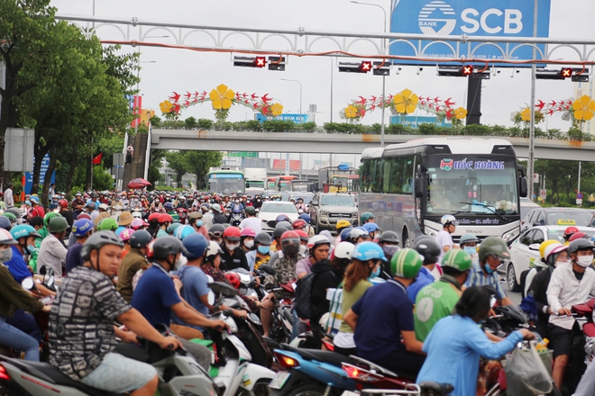 TP.HCM: Hàng nghìn phương tiện nối đuôi nhau rời thành phố, người dân mệt mỏi vì cảnh kẹt xe kéo dài - Ảnh 4.