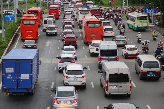 TP.HCM: Hàng nghìn phương tiện nối đuôi nhau rời thành phố, người dân mệt mỏi vì cảnh kẹt xe kéo dài - Ảnh 3.