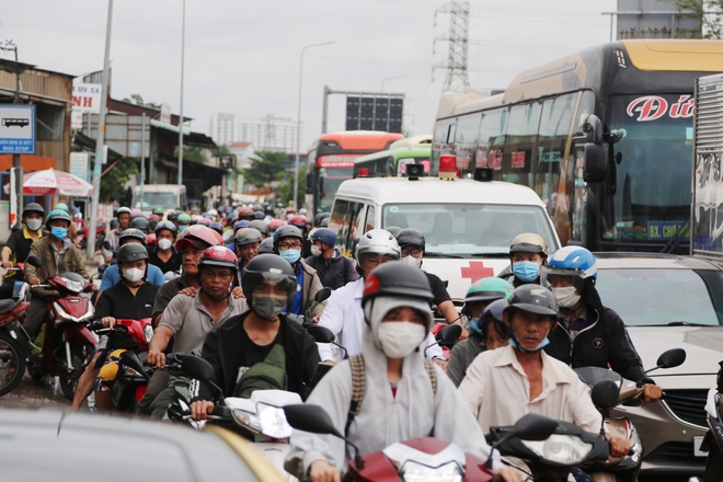 TP.HCM: Hàng nghìn phương tiện nối đuôi nhau rời thành phố, người dân mệt mỏi vì cảnh kẹt xe kéo dài - Ảnh 2.