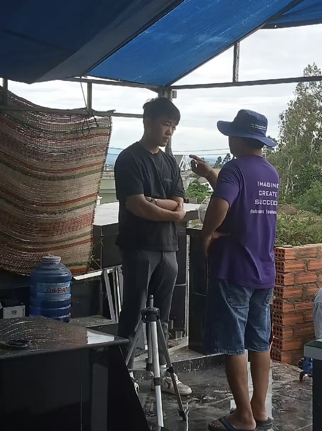 Lương Xu&acirc;n Trường trở về Gia Lai thăm nơi an nghỉ cuối c&ugrave;ng của đồng đội HAGL qua đời - Ảnh 1.