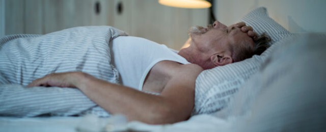 Chỉnh nhiệt độ điều hòa thế nào để bạn và đặc biệt là người cao tuổi có 1 giấc ngủ ngon? - Ảnh 1.