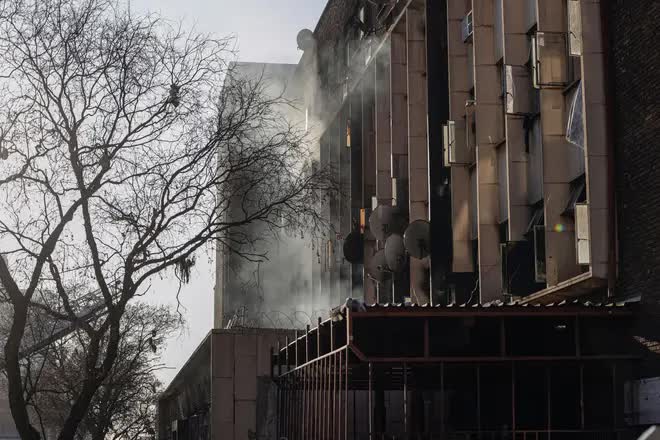 Cháy thảm khốc ở thành phố lớn nhất Nam Phi, ít nhất 106 người thương vong - Ảnh 5.