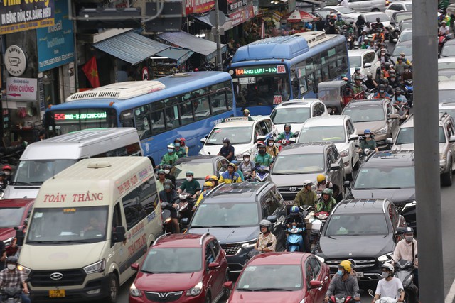 TP.HCM: Hàng nghìn phương tiện nối đuôi nhau rời thành phố, người dân mệt mỏi vì cảnh kẹt xe kéo dài - Ảnh 9.