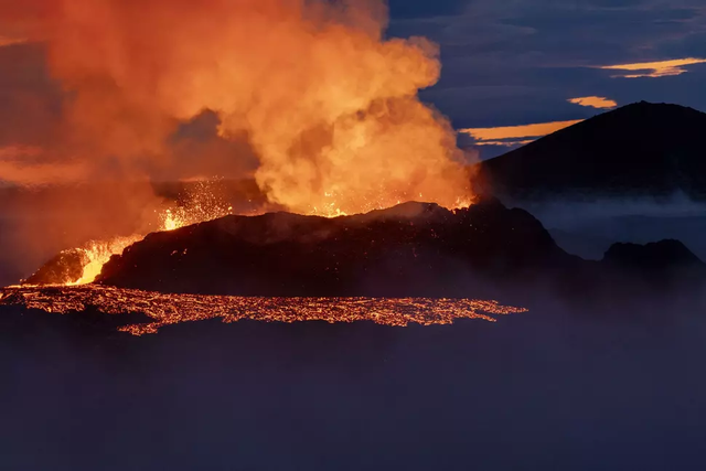 Núi lửa 'sơ sinh' đang phun trào ra lốc xoáy