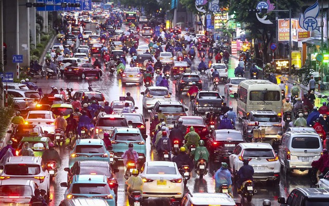 Hà Nội mưa cả ngày, nhiều người đổ về quê vào giờ cao điểm khiến đường phố ùn tắc nghiêm trọng nhiều giờ - Ảnh 2.