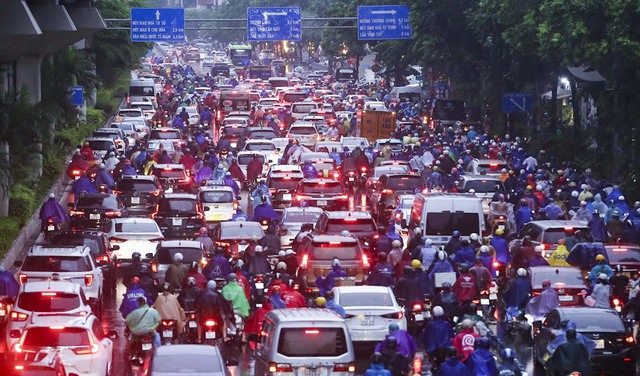 Hà Nội mưa cả ngày, nhiều người đổ về quê vào giờ cao điểm khiến đường phố ùn tắc nghiêm trọng nhiều giờ - Ảnh 1.