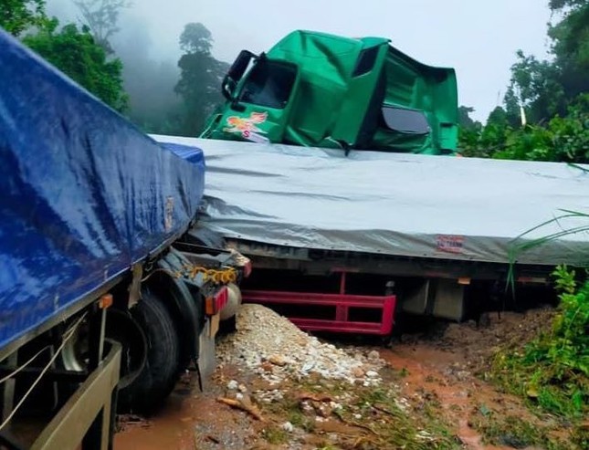 Đường độc đạo từ Lào về bị sạt lở, nhiều phương tiện bị vùi lấp, có người mất tích - Ảnh 4.