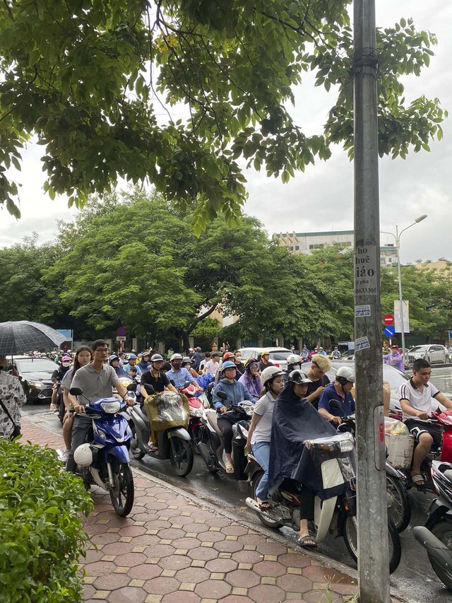 Hà Nội mưa cả ngày, nhiều người đổ về quê vào giờ cao điểm khiến đường phố ùn tắc nghiêm trọng nhiều giờ - Ảnh 9.