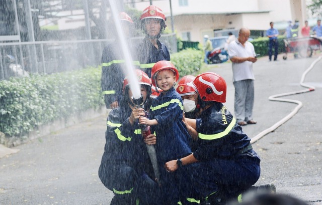 Buổi diễn tập xúc động: Cảnh sát chữa cháy thực hiện ước mơ cho em bé 7 tuổi mắc ung thư máu - Ảnh 7.