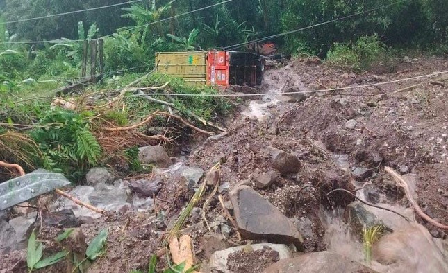 Đường độc đạo từ Lào về bị sạt lở, nhiều phương tiện bị vùi lấp, có người mất tích - Ảnh 3.