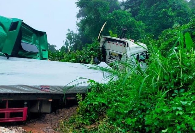 Đường độc đạo từ Lào về bị sạt lở, nhiều phương tiện bị vùi lấp, có người mất tích - Ảnh 1.