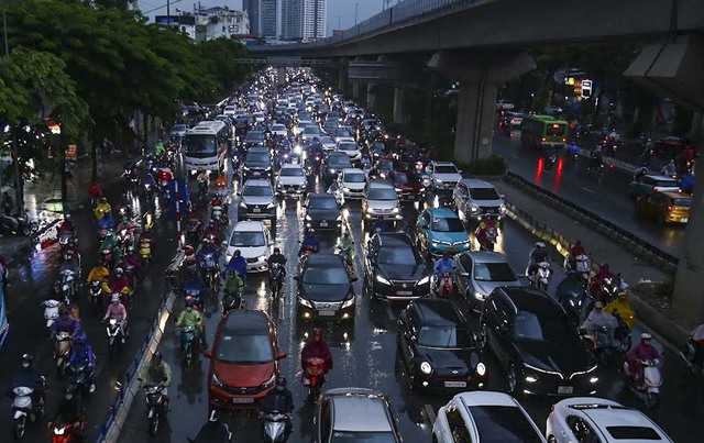Hà Nội mưa cả ngày, nhiều người đổ về quê vào giờ cao điểm khiến đường phố ùn tắc nghiêm trọng nhiều giờ - Ảnh 6.