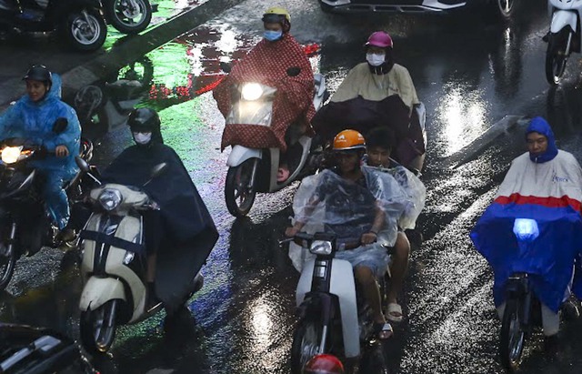 Hà Nội mưa cả ngày, nhiều người đổ về quê vào giờ cao điểm khiến đường phố ùn tắc nghiêm trọng nhiều giờ - Ảnh 5.