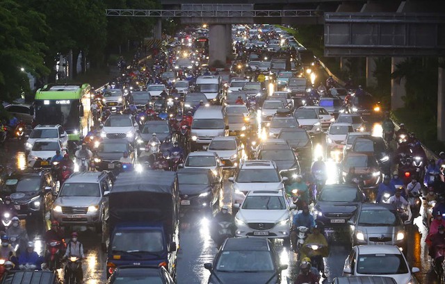Hà Nội mưa cả ngày, nhiều người đổ về quê vào giờ cao điểm khiến đường phố ùn tắc nghiêm trọng nhiều giờ - Ảnh 4.